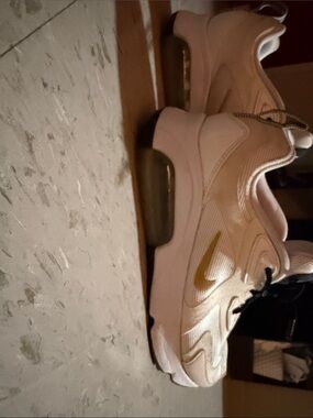 Nike Men’s Air Max 200 White/Gold Size 7 Sneakers.